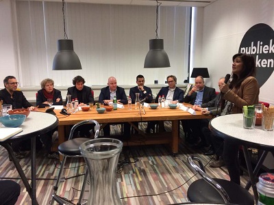 mensen aan tafel en spreker